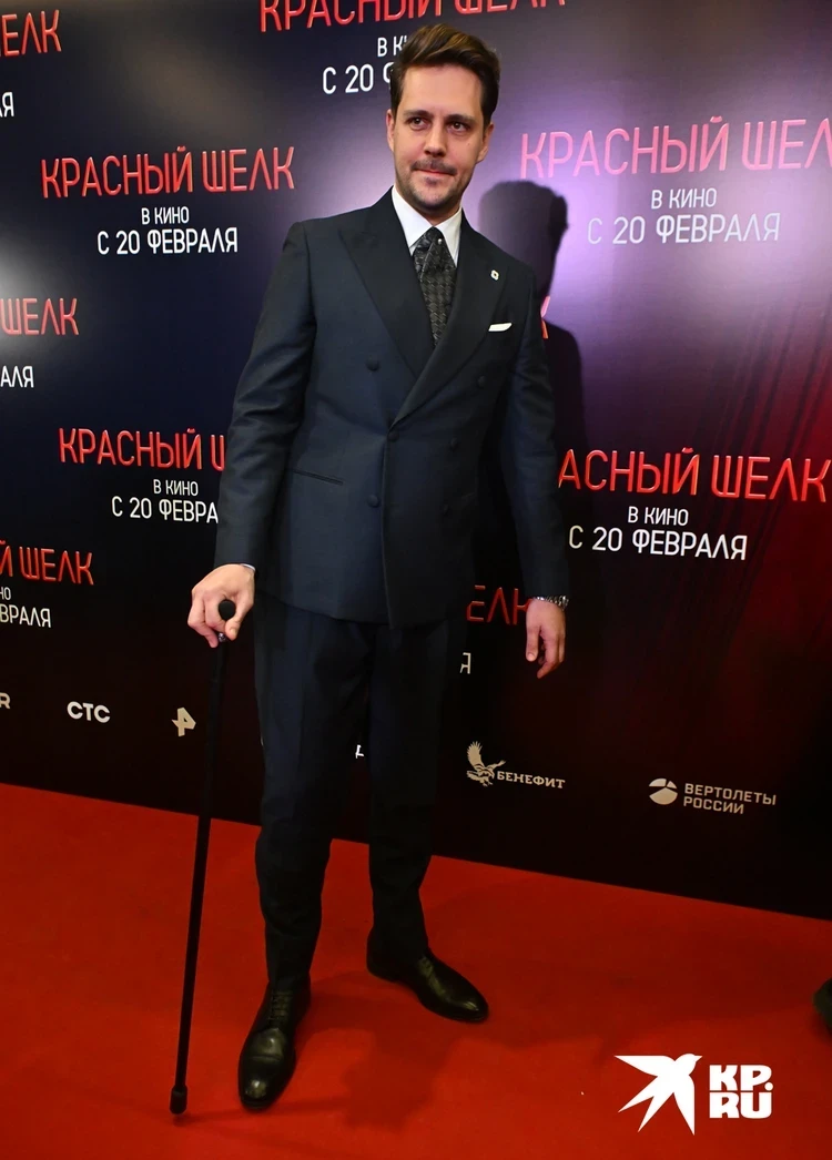 Премьера фильма «Красный шелк»: Милош Бикович вышел на дорожку с тростью, а Елена Подкаминская не справилась со шлейфом