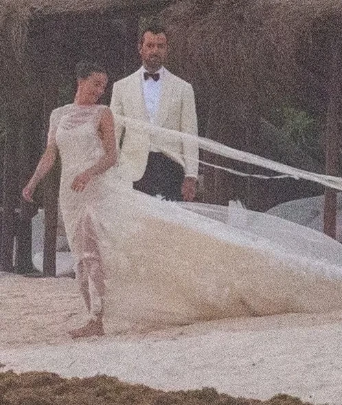 Бывший муж Дженнифер Энистон Джастин Теру женился на актрисе, которая моложе него на 23 года