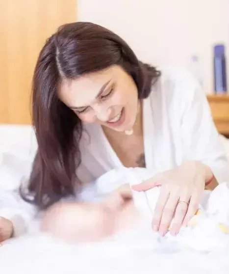 "У меня была замершая беременность". Сати Казанова рассказала о сложном пути к материнству и том, как изменилось ее восприятие мужчин