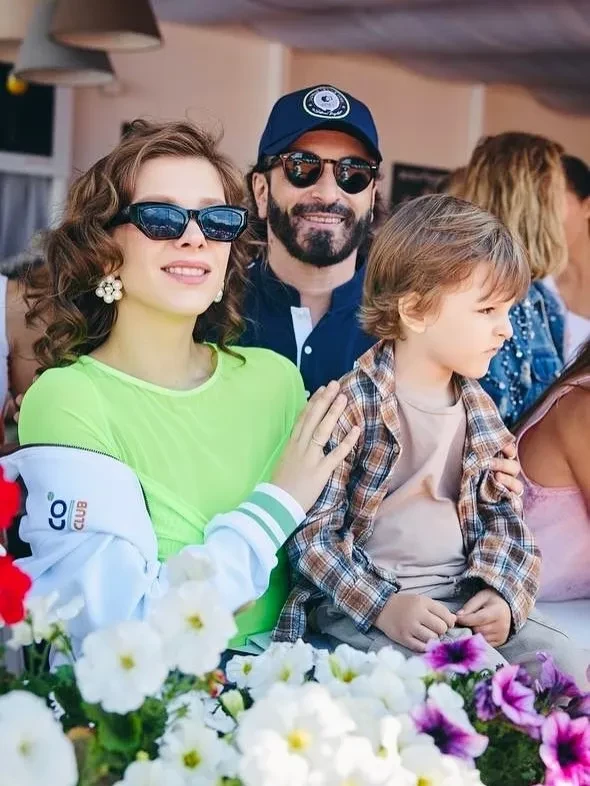 Елизавета Арзамасова с Ильёй Авербухом и сыном посетили теннисный турнир