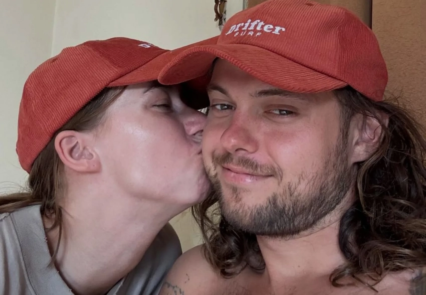 Муж Александры Митрошиной продолжает рекламировать её курсы, пока она под домашним арестом