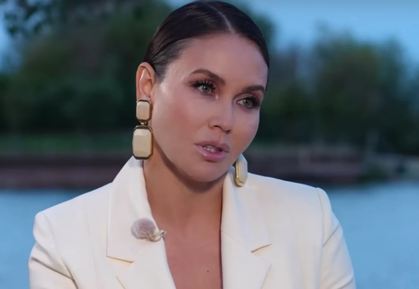 "Нас всех били в детстве". Ляйсан Утяшева про насилие со стороны отца, травму и отношения с Павлом Волей