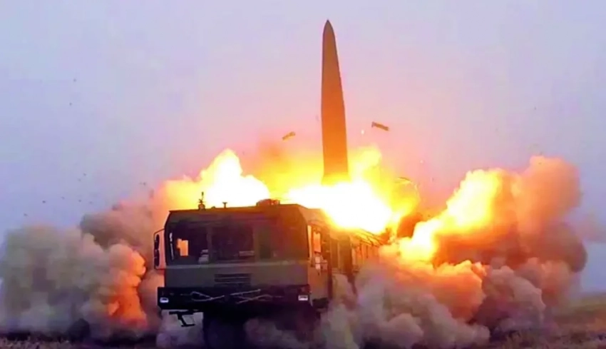 Показаны кадры удара ОТРК «Искандер» по скоплению личного состава и техники ВСУ в Черниговской области