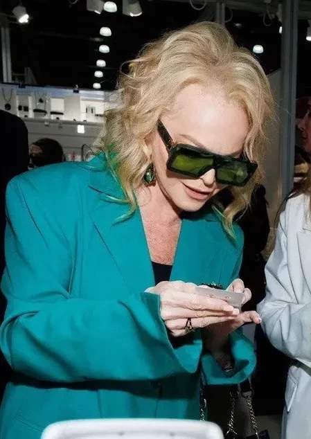 Олеся Судзиловская, Лариса Долина, Ирина Хакамада и Ирина Безрукова на модной выставке